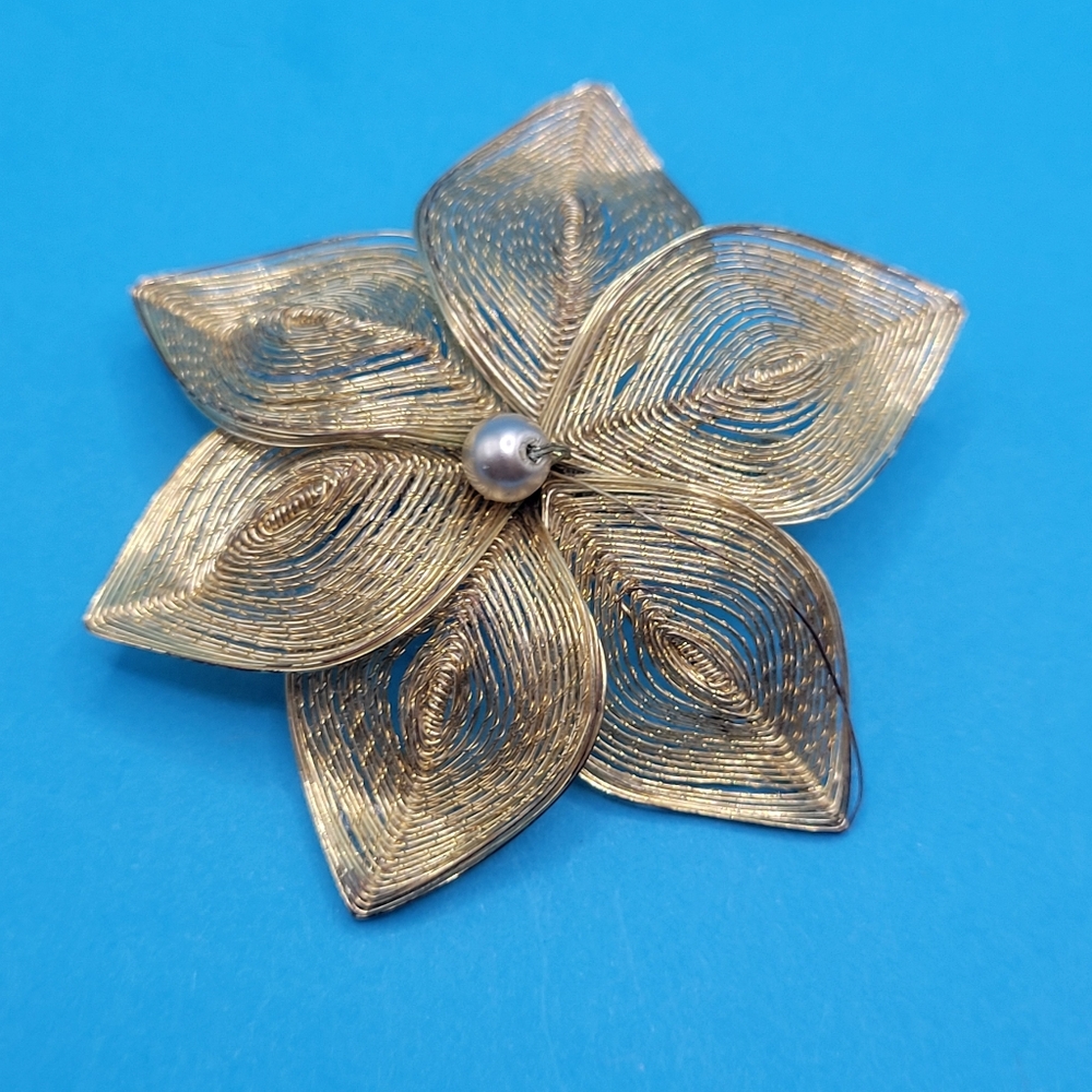Elegant Gold Delicant Wire Pearl Flower Brooch